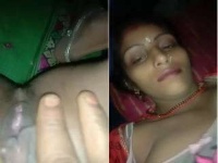 Sexy Bhabhi Fingering and Pressing Her Boobs