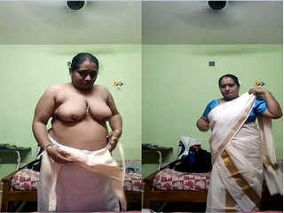 Mallu Bhabhi Shows her Boobs