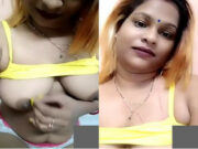 Desi Bhabhi Showing Boobs and pussy TO Lover On VC
