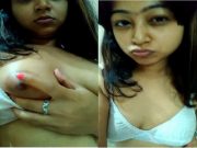 Hot Desi Girl Shows her Boobs
